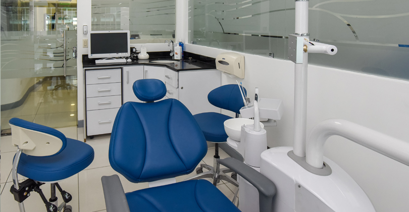 Picture of a modern dental chair and dental equipment, representing the dental facilities available in San Jose, Costa Rica.