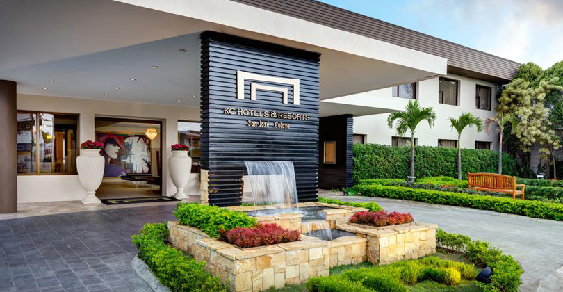 Picture of the entrance of the Costa Rica Medical Center Inn in San Jose, Costa Rica.  The picture shows a beautifully landscaped front entrance with a circular driveway.